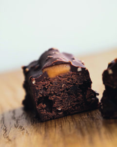 Clara Cake moelleux au chocolat, caramel beurre salé et enrobage chocolat noir