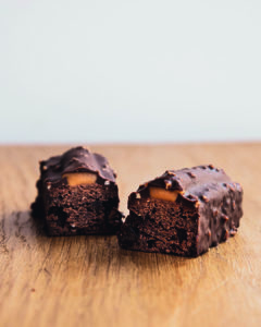 Clara Cake moelleux au chocolat, caramel beurre salé et enrobage chocolat noir