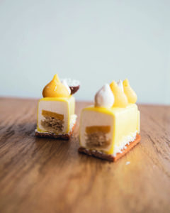 Maeva Dacquoise, insert ananas, passion et mousse coco