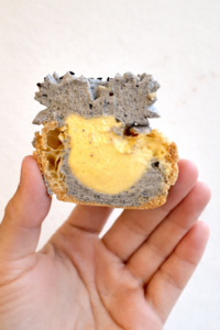 Alternative view of Choux Yuzu Sésame noir